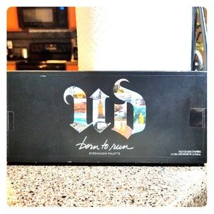 BORN TO RUN EYESHADOW PALETTE